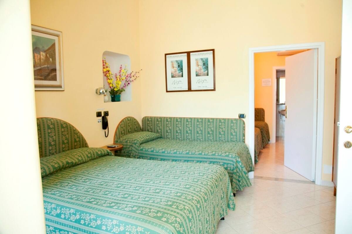 Luxe beddengoed, een bureau, verduisterende gordijnen, babybedden