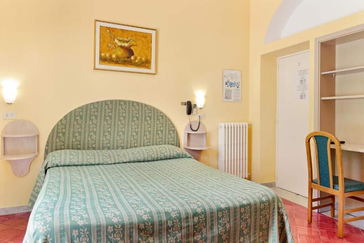 Dobbelt- eller tomannsrom – standard, balkong | Sengetøy av topp kvalitet, safe på rommet og skrivebord