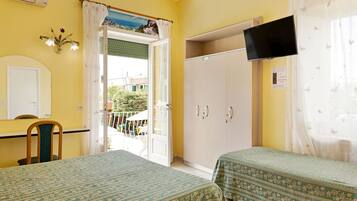 Kolmen hengen standard-huone | Ylelliset vuodevaatteet, työpöytä, pimennysverhot, vauvansängyt