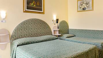 Hochwertige Bettwaren, Zimmersafe, Schreibtisch, VerdunkelungsvorhÀnge