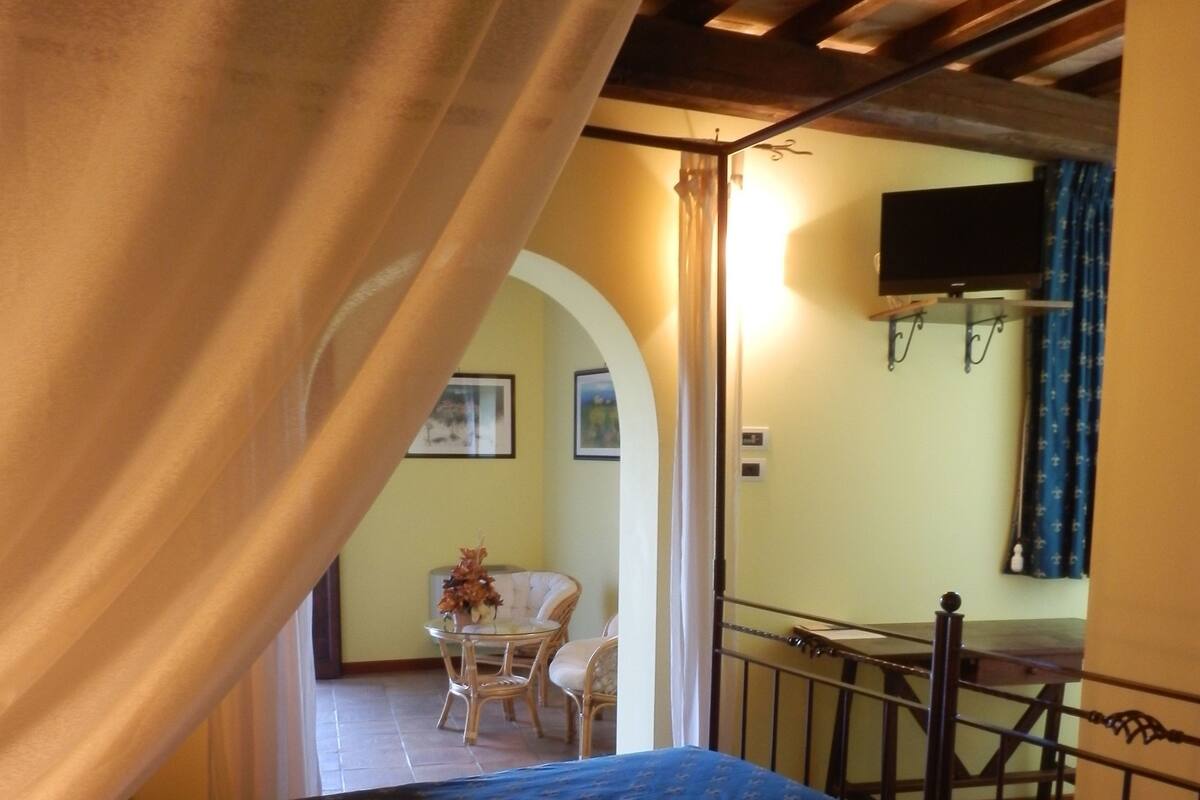 Egyptian cotton sheets, in-room safe, desk, cots/infant beds