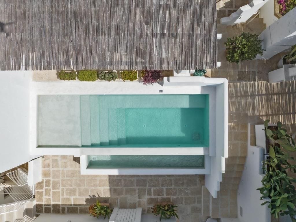 Piscine extérieure, chaises longues
