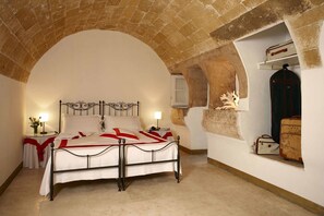 Minibar, caja de seguridad en la habitación y decoración personalizada 