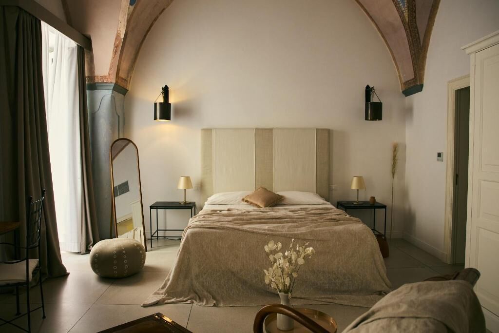 Deluxe Room | Minibar, in-room safe, individually decorated, desk