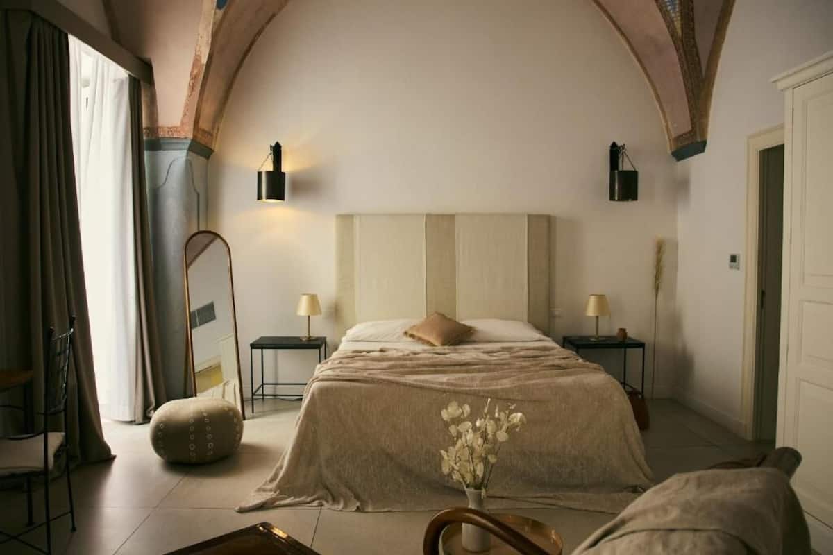 Deluxe Room | Minibar, in-room safe, individually decorated, desk