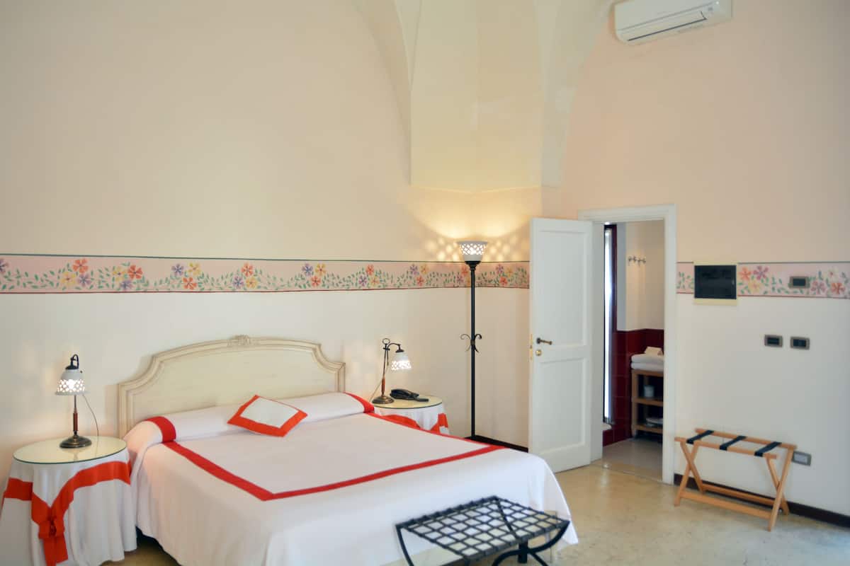 Deluxe Room | Minibar, in-room safe, individually decorated, desk