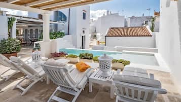 Outdoor pool, pool loungers