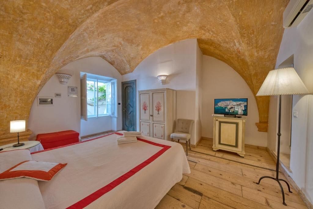 Standard Double Room | Minibar, in-room safe, individually decorated, desk