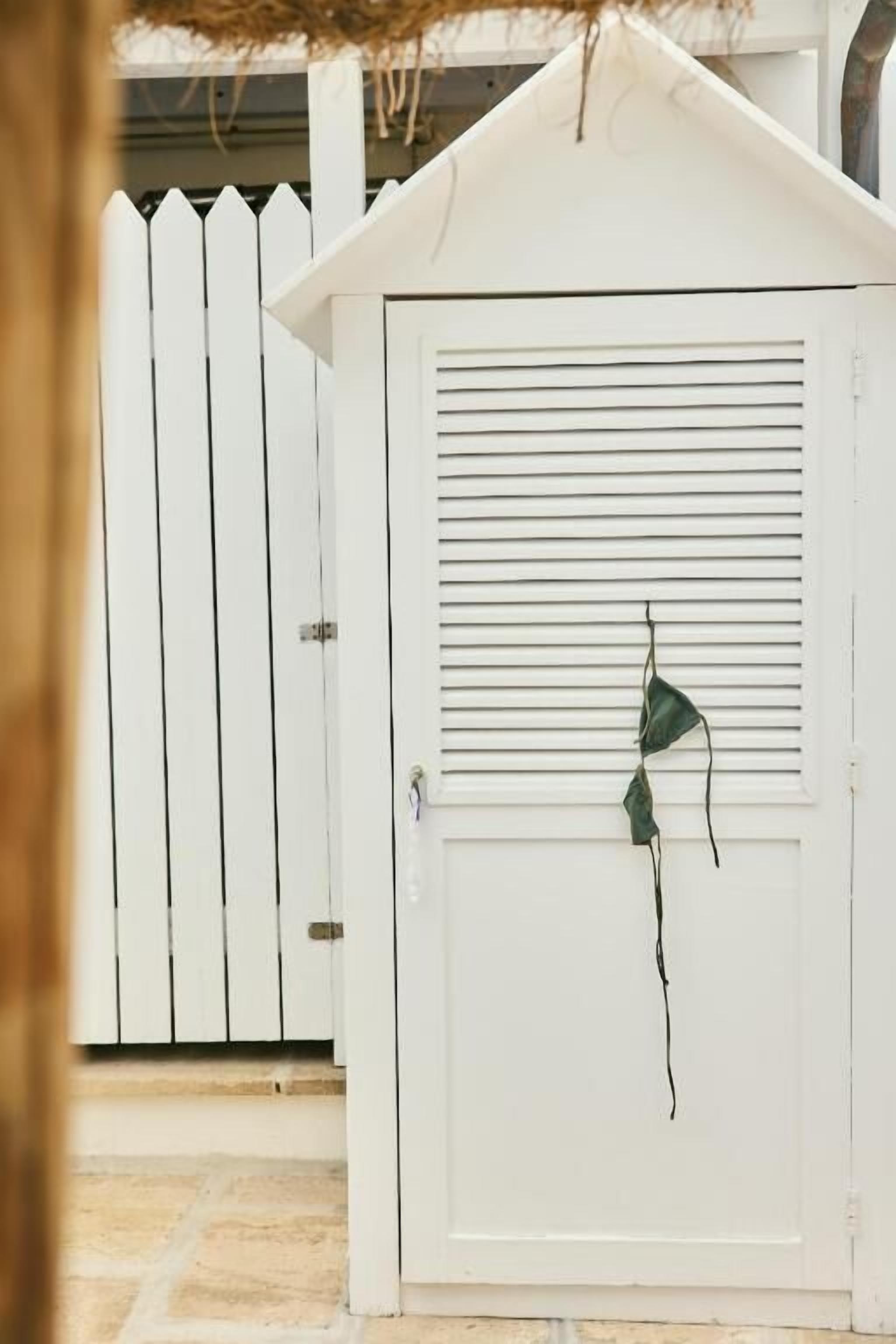Un edificio blanco con una puerta y una ventana.