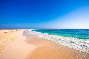 Ubicación a pie de playa, sombrillas, toallas de playa y vóley playa