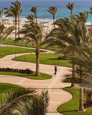 En la playa, sombrillas, toallas de playa, vóleibol de playa