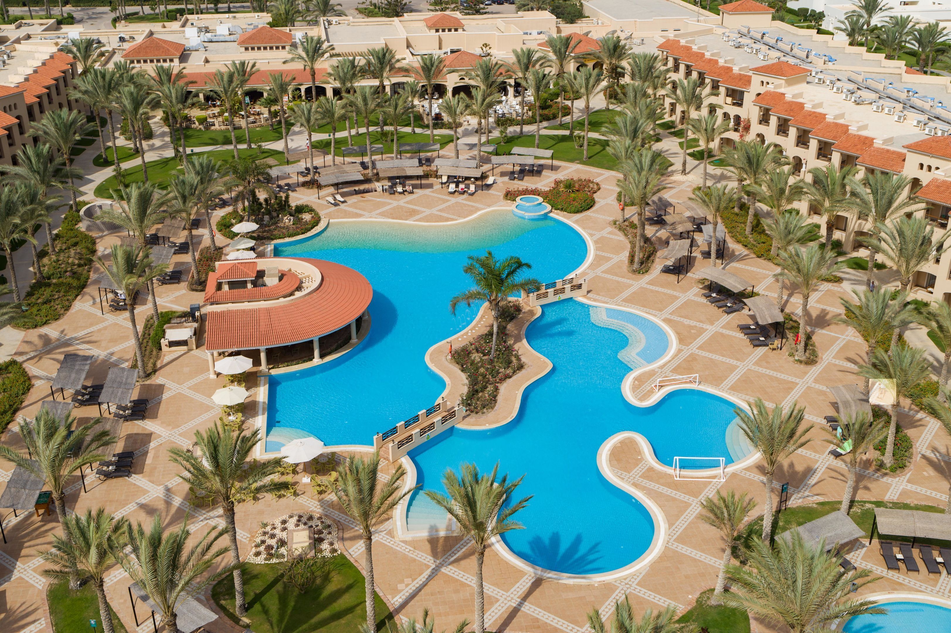 4 outdoor pools, pool umbrellas, sun loungers