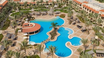 4 piscines extérieures, parasols de plage, chaises longues