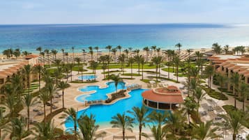 4 piscinas al aire libre, sombrillas, sillones reclinables de piscina