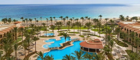 4 outdoor pools, pool umbrellas, sun loungers