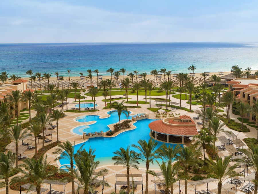 4 outdoor pools, pool umbrellas, sun loungers
