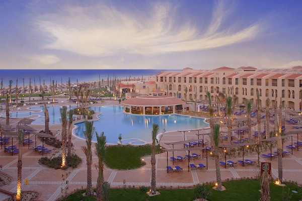 4 outdoor pools, pool umbrellas, sun loungers
