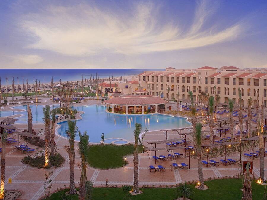 4 outdoor pools, pool umbrellas, sun loungers