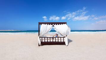 Plage, parasols, serviettes de plage, beach-volley
