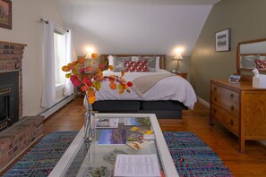 Junior Studio Suite, 1 King Bed with Sofa bed, Fireplace, Mountain View (Mt. Mansfield) | Premium bedding, pillowtop beds, individually decorated - Brass Lantern Inn (Stowe)