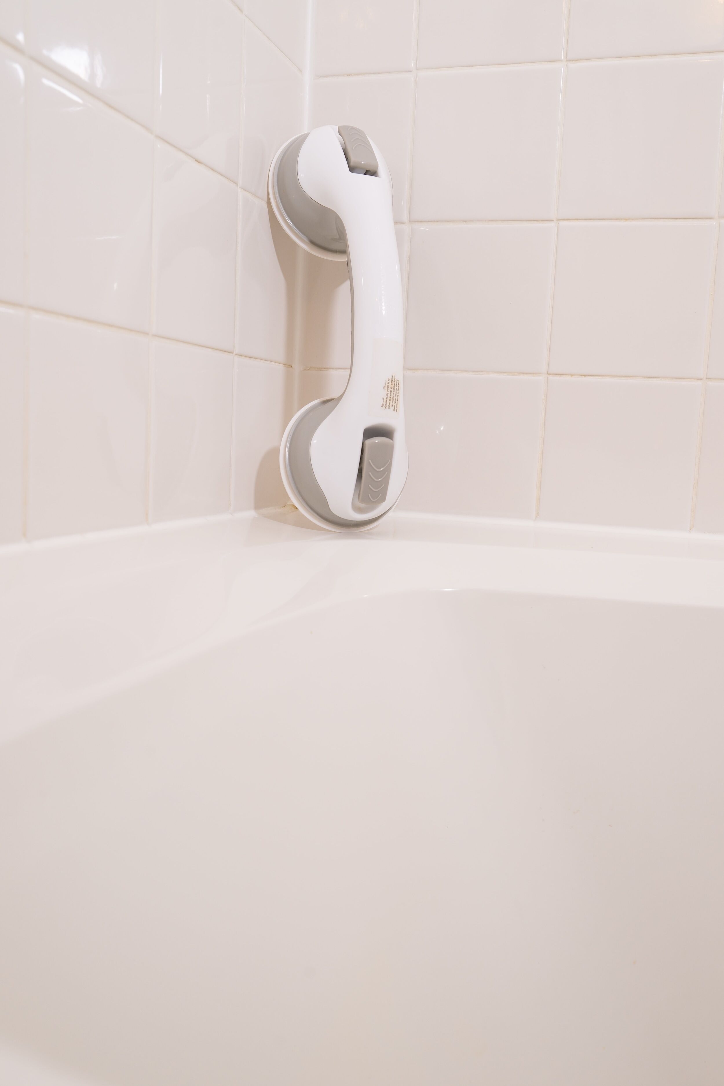 Una bañera blanca con ducha de mano integrada.