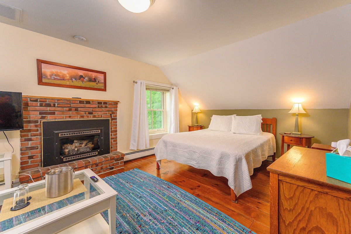 Suite estudio junior, 1 cama de matrimonio con sofá cama, chimenea (Mt. Mansfield) | Ropa de cama hipoalergénica y decoración individual