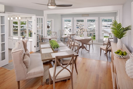 Café da manhã completo grátis todos os dias. Inn at Harbor Hill Marina