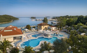 Indoor pool, seasonal outdoor pool, pool umbrellas, sun loungers - Maistra Select Pineta Hotel (Vrsar)