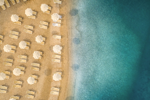 靠近海滩、沙滩椅、海滩遮阳伞、摩托艇