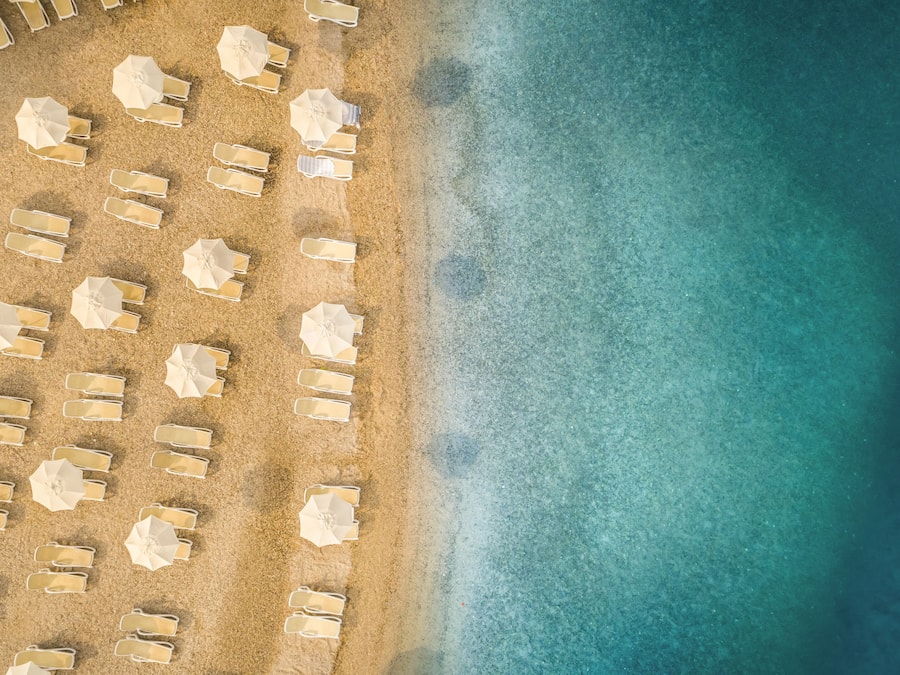 Una playa cerca, sillas reclinables de playa, sombrillas