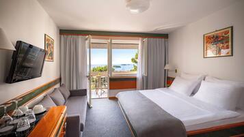 Doppia Premium, balcone, fronte mare | Minibar, una scrivania, tende oscuranti