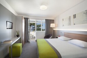 Minibar, escritorio, cortinas blackout y cunas gratuitas 