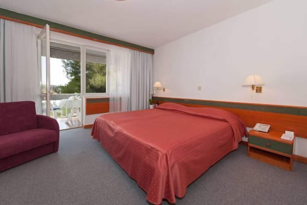 Minibar, escritorio, cortinas opacas y cunas gratuitas