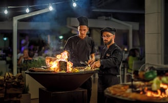 2 restaurantes; se sirve almuerzo y cena; cocina mediterránea