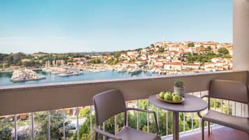 Habitación triple Premium, frente al mar | Terraza o patio