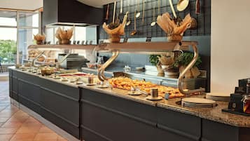 2 restaurants; lunch and dinner served
