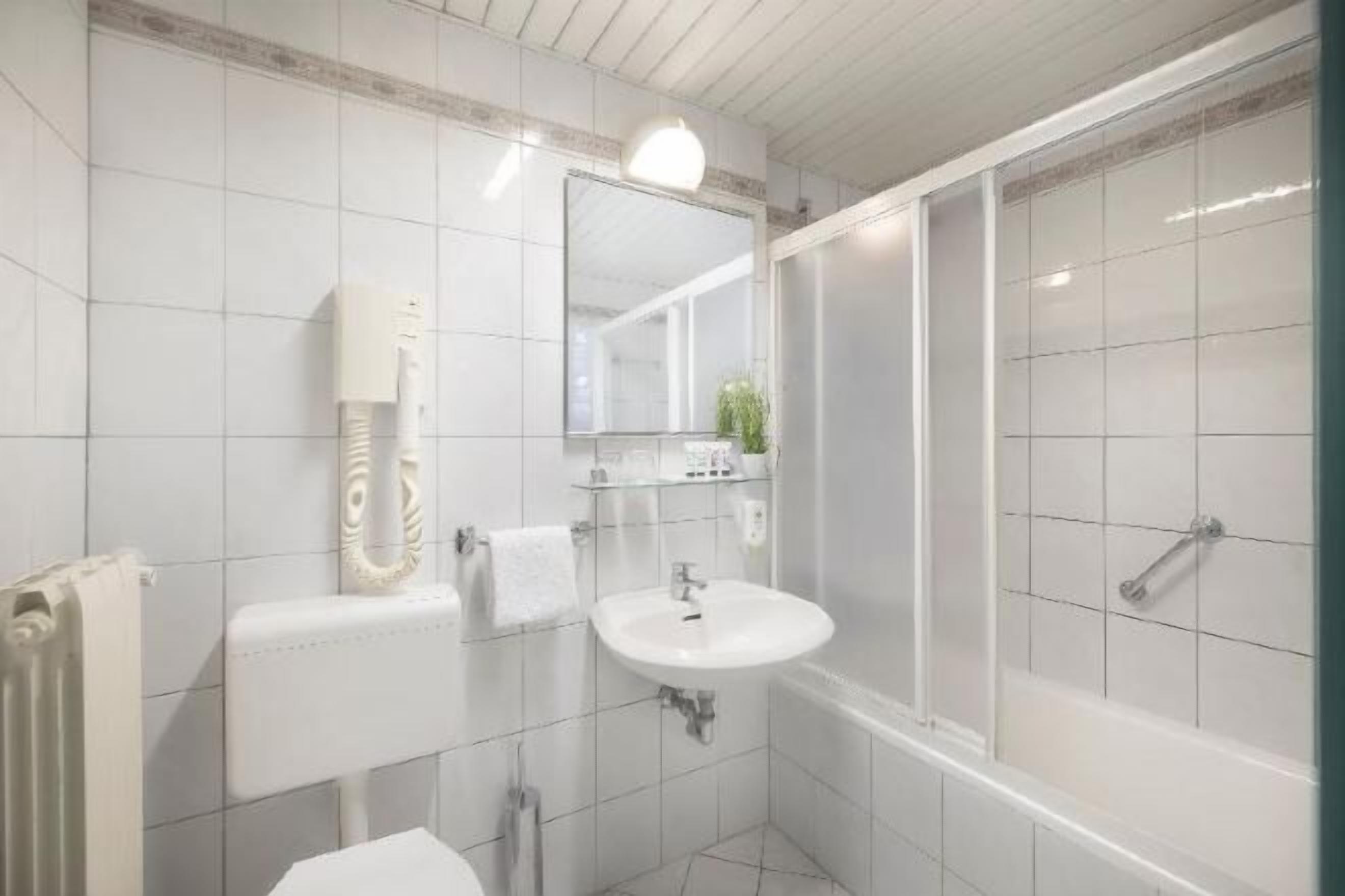 Badekar, toalettartikler (inkludert), hårføner og håndklær