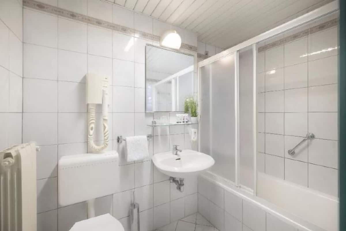 Badekar, toalettartikler (inkludert), hårføner og håndklær