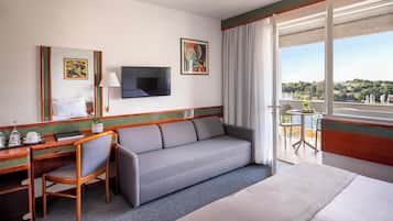 Premium-Dreibettzimmer, Meerseite | Wohnbereich | Fernseher