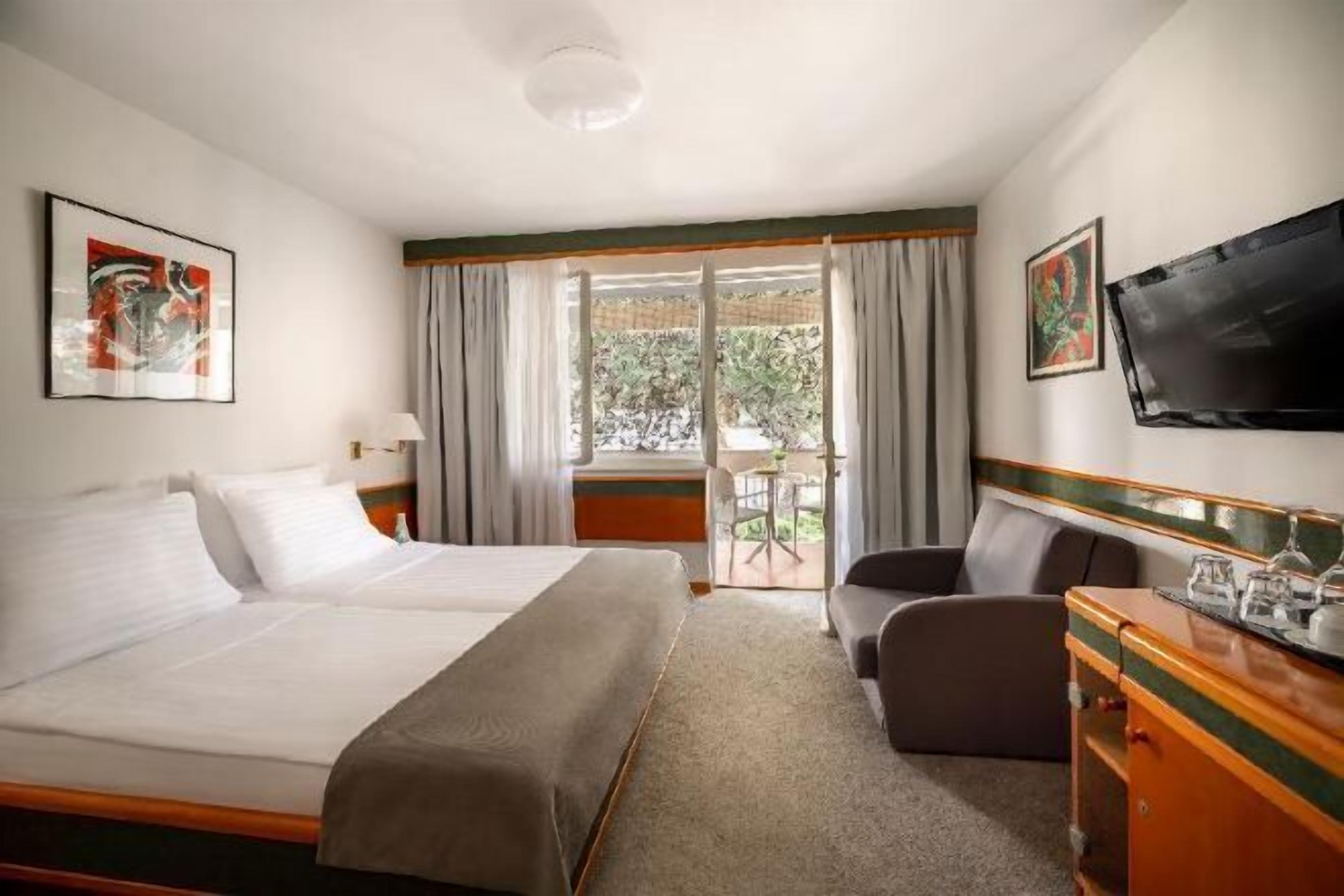 Minibar, bureau, rideaux occultants, lits bébé (gratuits)