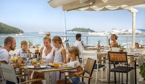 2 restaurants servant le déjeuner, spécialités Cuisine méditerranéenne