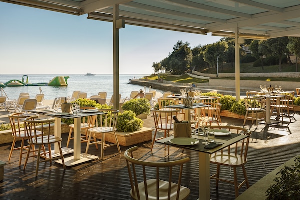 3 restaurants; breakfast, lunch, and dinner served