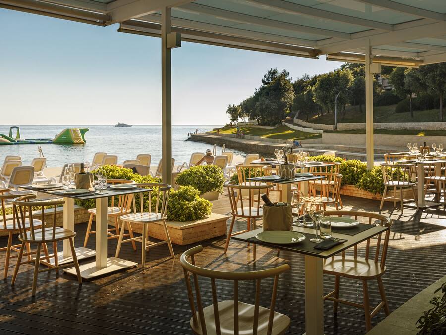 3 restaurants, breakfast served