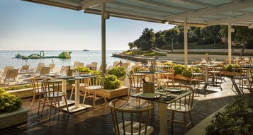 3 restaurantes, é servido café da manhã