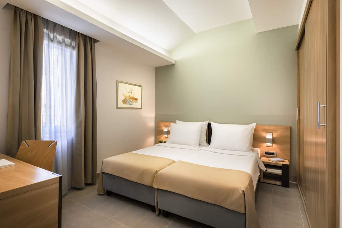 Cofres nos quartos, escrivaninha, cortinas blackout, Wi-Fi de cortesia
