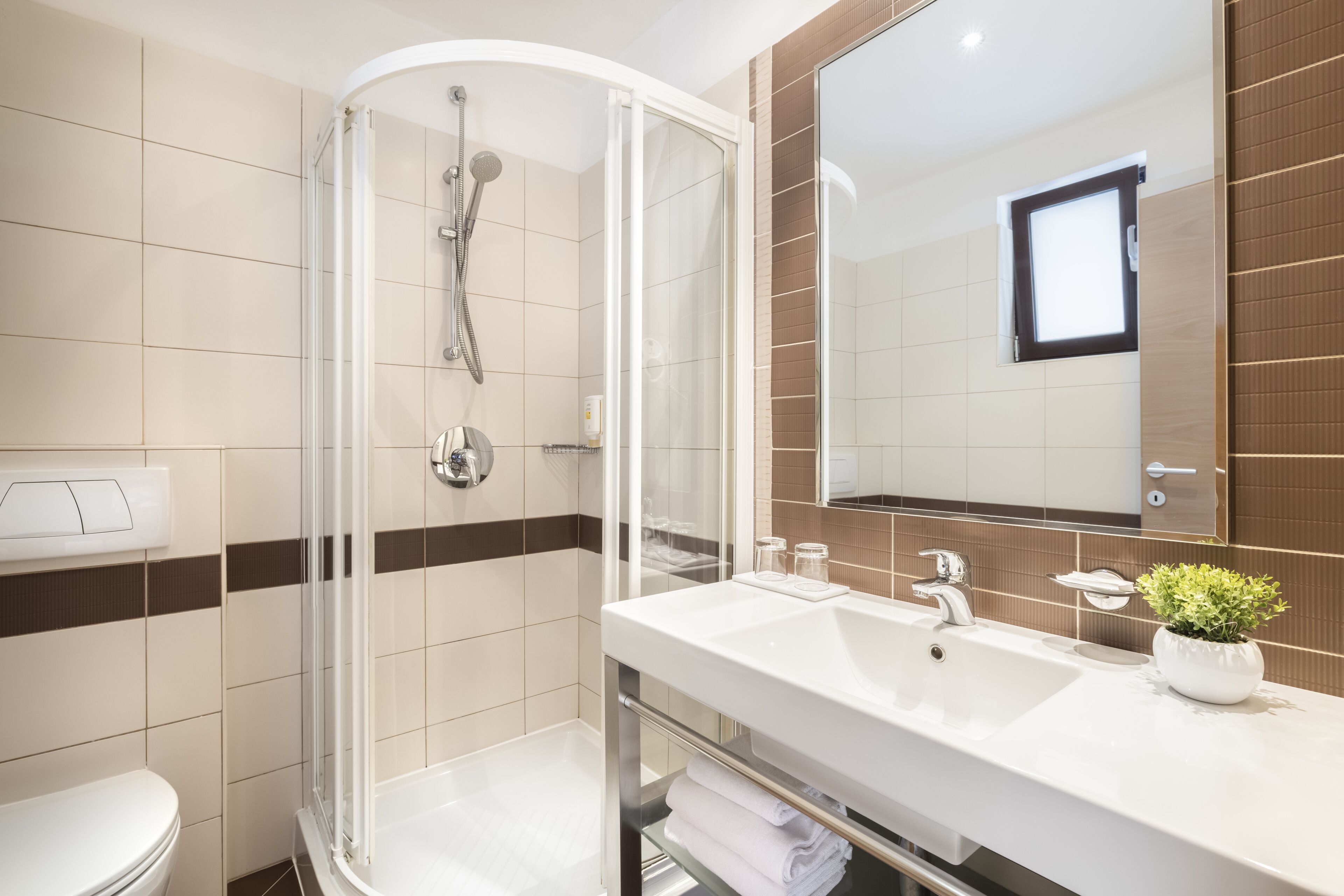 combined shower/bathtub, free toiletries, hair dryer, towels