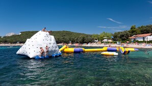 Una gran estructura inflable en el agua con gente.
