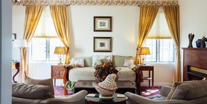 Deluxe-Suite, Mehrere Betten, Whirlpool | Wohnbereich | Flachbildfernseher, DVD-Player, iPod-Dockingstation