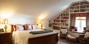 Library Loft, 1 King Bed, Jetted Tub | Egyptian cotton sheets, premium bedding, memory foam beds, minibar