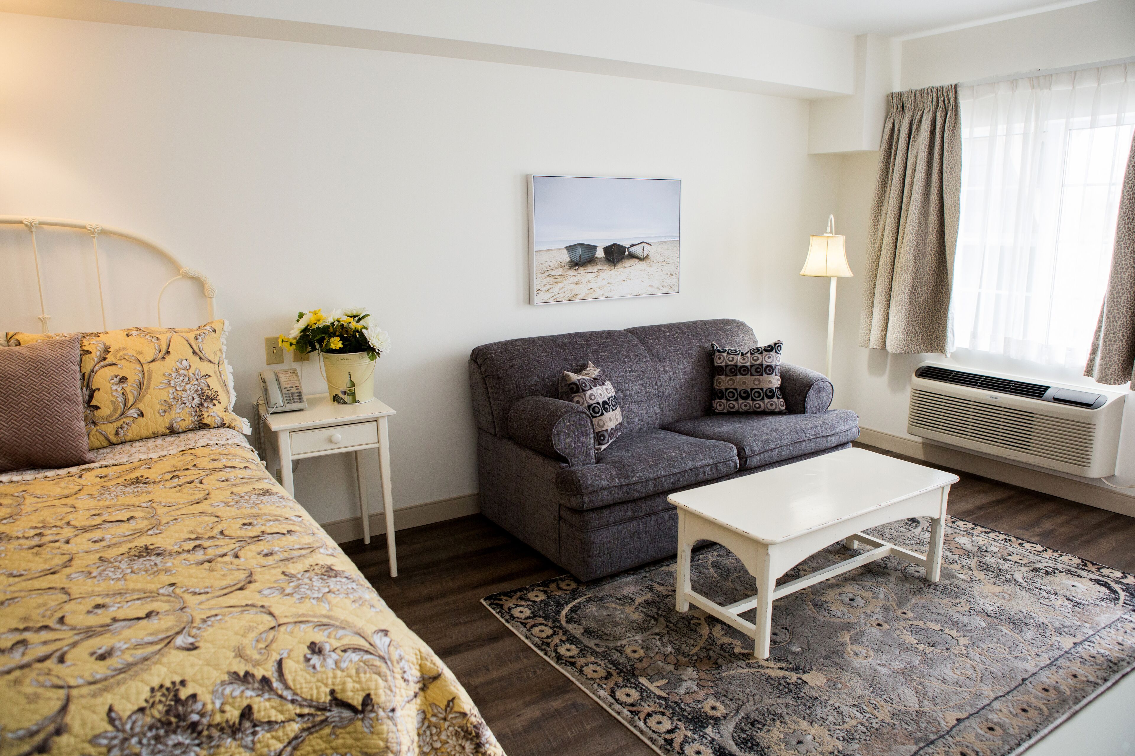 standard room, 1 queen bed | premium bedding, pillow-top beds, individually decorated